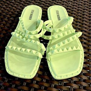 Steve Madden SKYLER-J Lime size 8 Green Studded Sandals 🪲